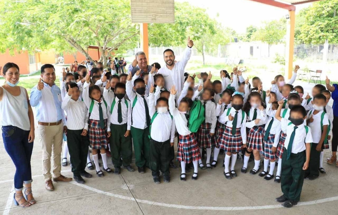 Fortalece Gobierno del Estado entrega de apoyos escolares en la Huasteca potosina