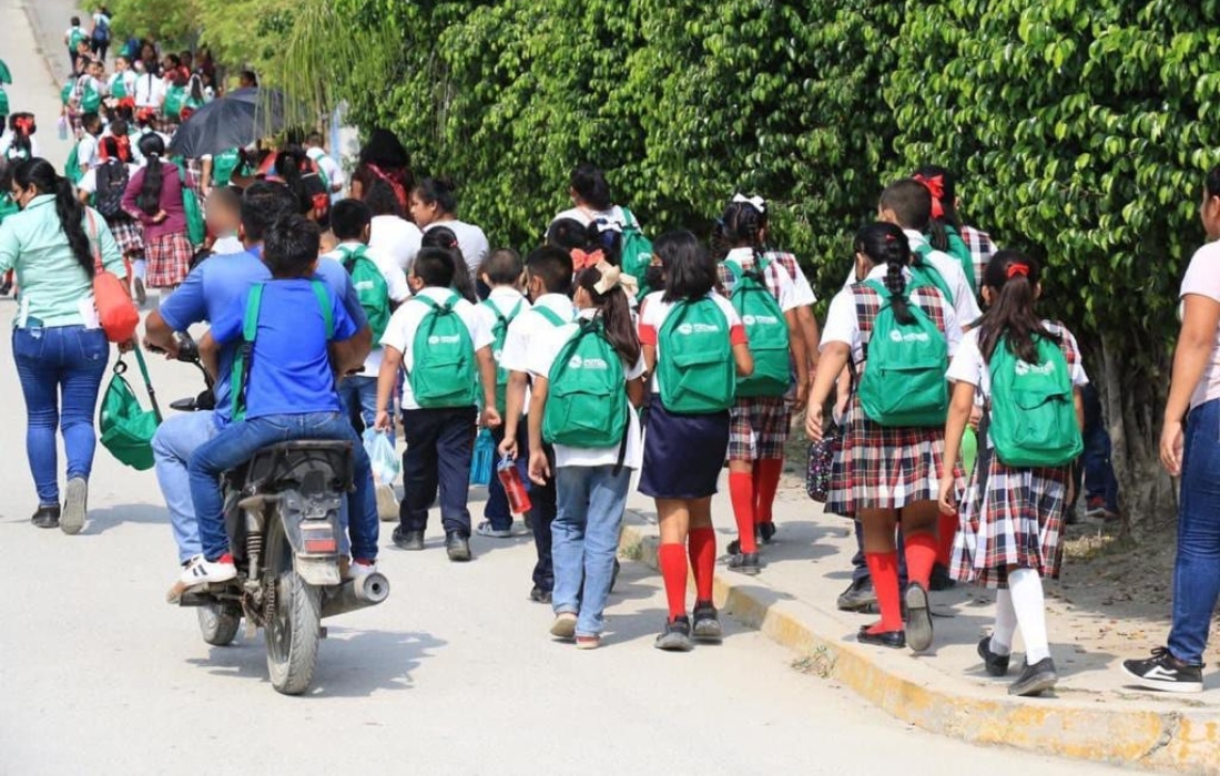 Regresan alumnos potosinos a clases con mochilas y zapatos nuevos