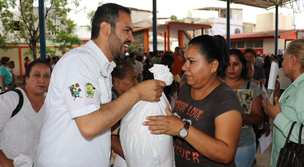 Nacho Segura entrega becas alimentarias en todo San Luis Potosí