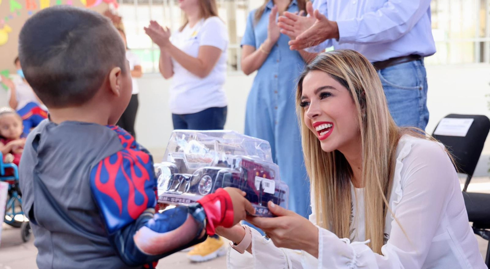 Ruth González lleva sonrisas a niños del CAM con entrega de juguetes