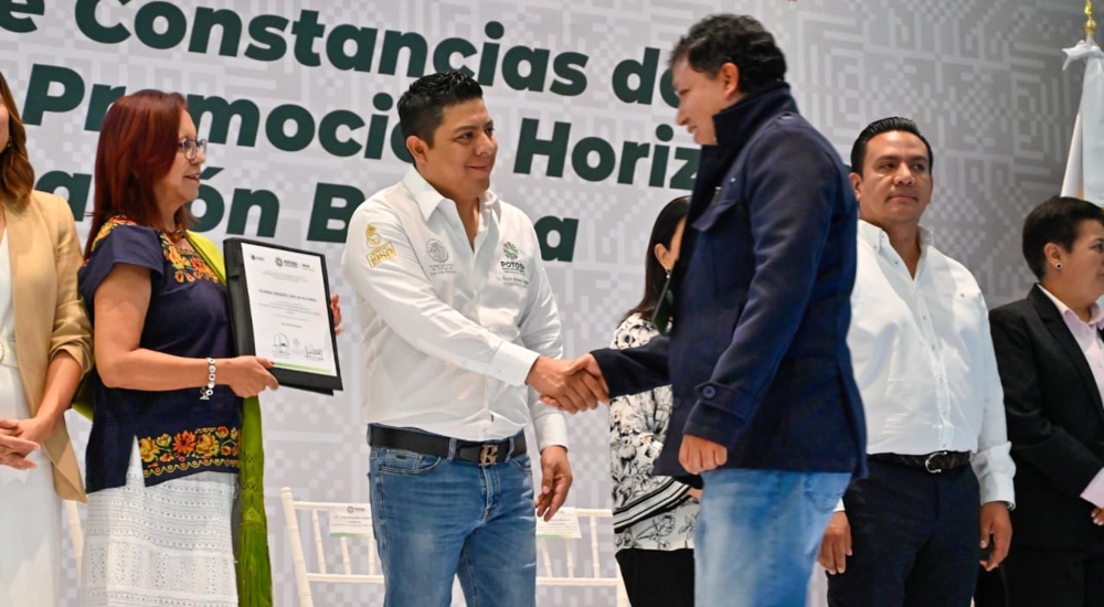 Ricardo Gallardo y SEP premian a docentes con incentivos económicos