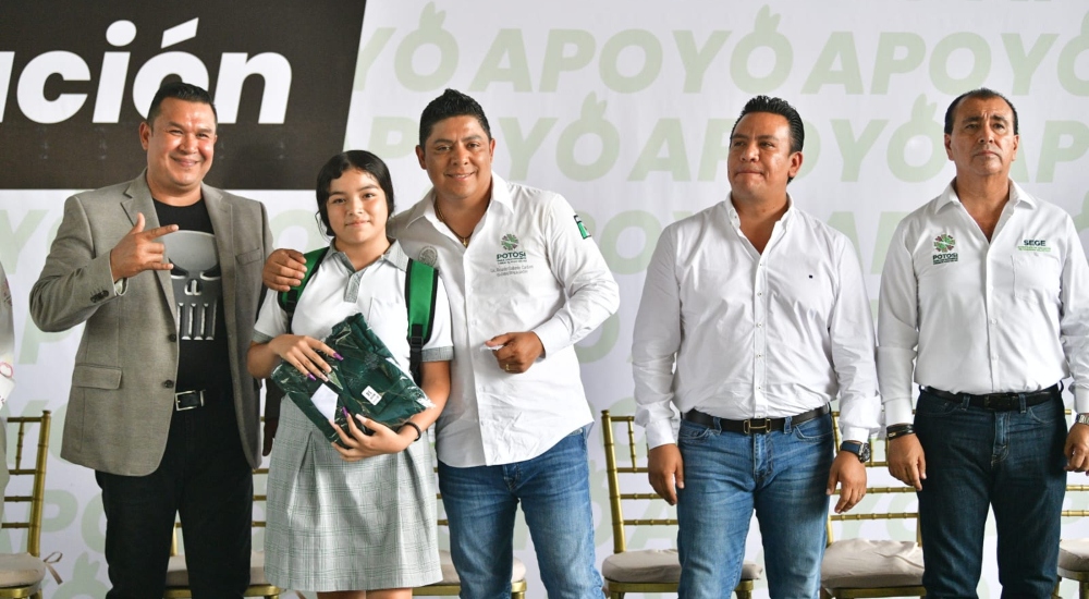 Ricardo Gallardo brinda apoyo educativo a más de 14 mil estudiantes en Rioverde