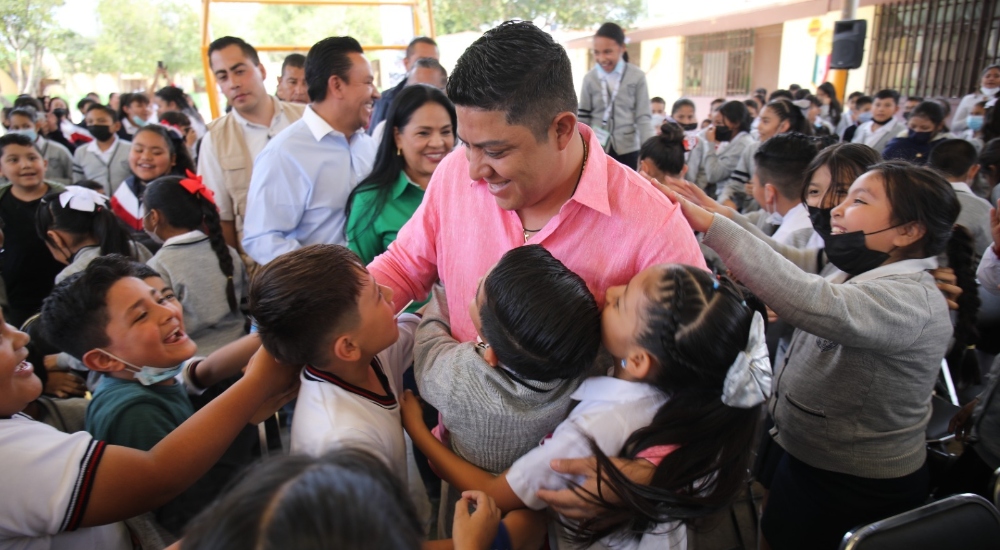 Ricardo Gallardo fortalece la educación en Villa de Pozos