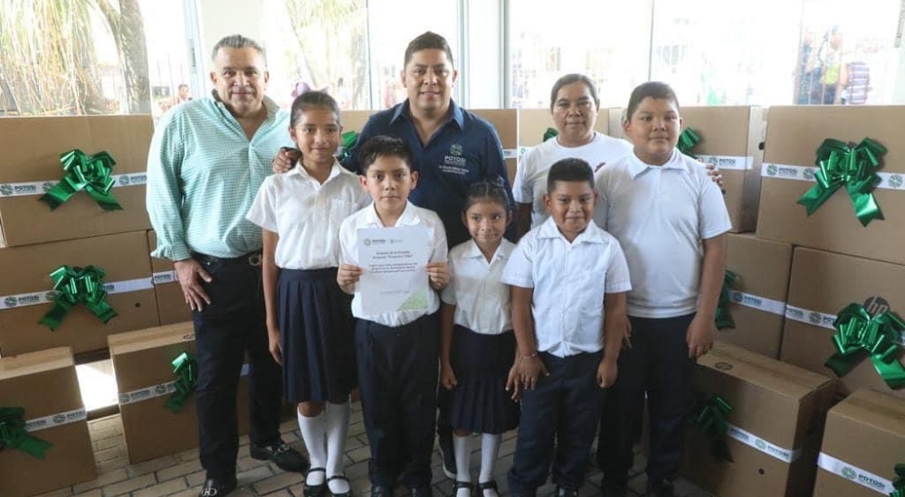 Ricardo Gallardo entrega equipamiento tecnológico a escuelas de la Huasteca