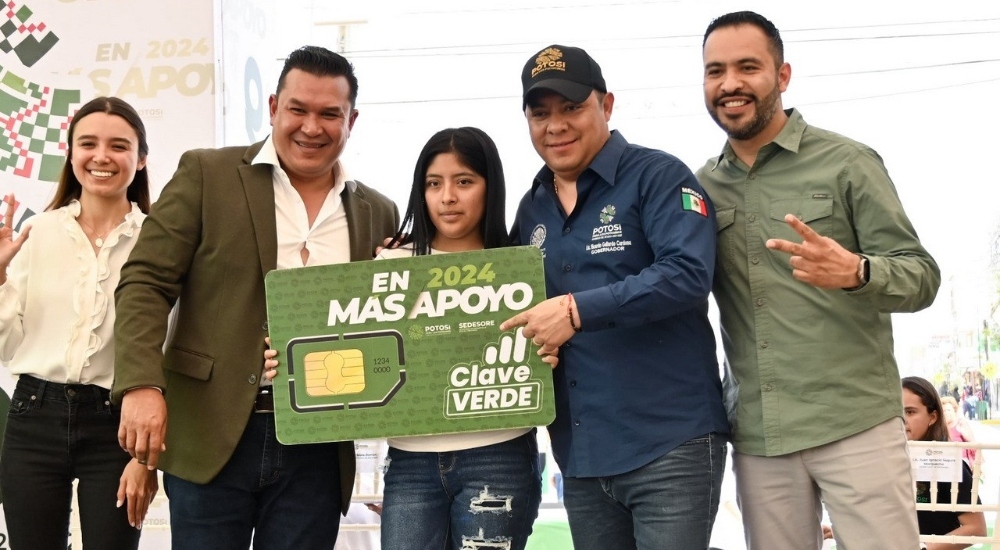 Ricardo Gallardo lleva más apoyo a jóvenes de Rioverde con tarjetas Clave Verde